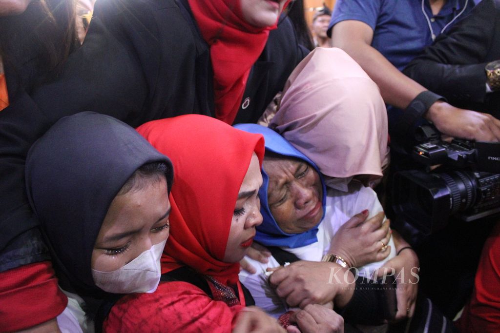 Kartini (kerudung biru), Ibu Pegi Setiawan, tersangka dari kasus pembunuhan Vina di Cirebon, menangis setelah hakim sidang praperadilan di Pengadilan Negeri Bandung, Jawa Barat, Senin (8/7/2024), memutuskan penetapan tersangka Pegi tidak sah menurut hukum karena tidak sesuai prosedur.