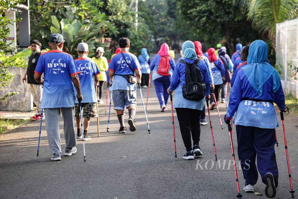 Warga senior mengikuti kegiatan jalan Nordik bersama di perumahan Bumi Pesanggrahan Mas, Petukangan Selatan, Jakarta Selatan, Sabtu (14/1/2023) pagi. Olahraga jalan Nordik merupakan teknik berjalan kaki yang terkenal di Finlandia sejak tahun 1901.