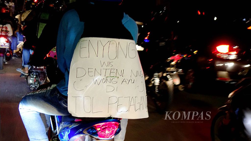 Pemudik sepeda motor melintasi Jalan Kalimalang, Jakarta Timur, Jumat (23/6). Sejumlah pemudik sepeda motor menempelkan pesan unik di belakang sepeda motornya.