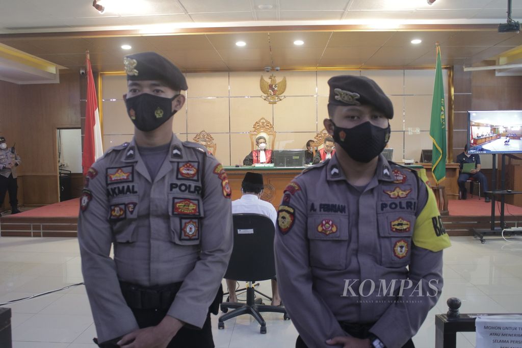  Police officers guard the trial with the defendant of sexual violence against dozens of students in Bandung, Herry Wirawan at the Bandung Special Class 1A District Court, West Java, Tuesday (15/2/2022).
