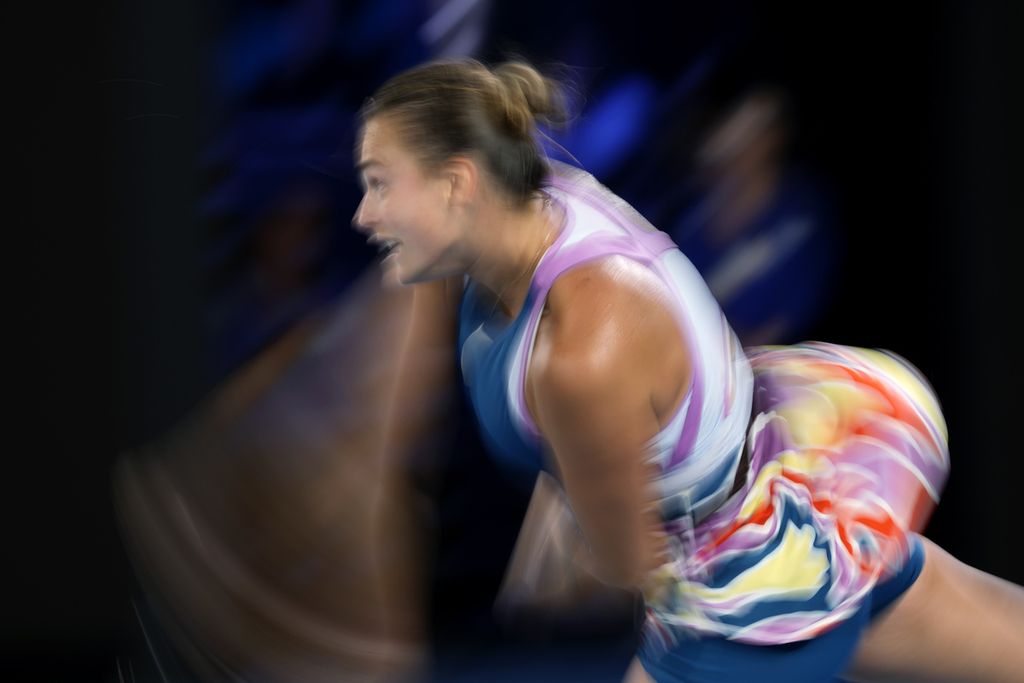 Aryna Sabalenka melakukan servis saat melawan Elena Rybakina pada laga final Grand Slam Australia Terbuka di Melbourne Park, Melbourne, Sabtu (28/1/2023).