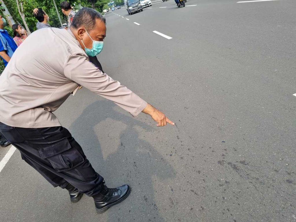 Polisi mengecek lokasi penemuan remaja yang tewas karena luka bacok usai tawuran antarpelajar di kawasan Kemayoran, Jakarta Pusat, Kamis (19/5/2022).
