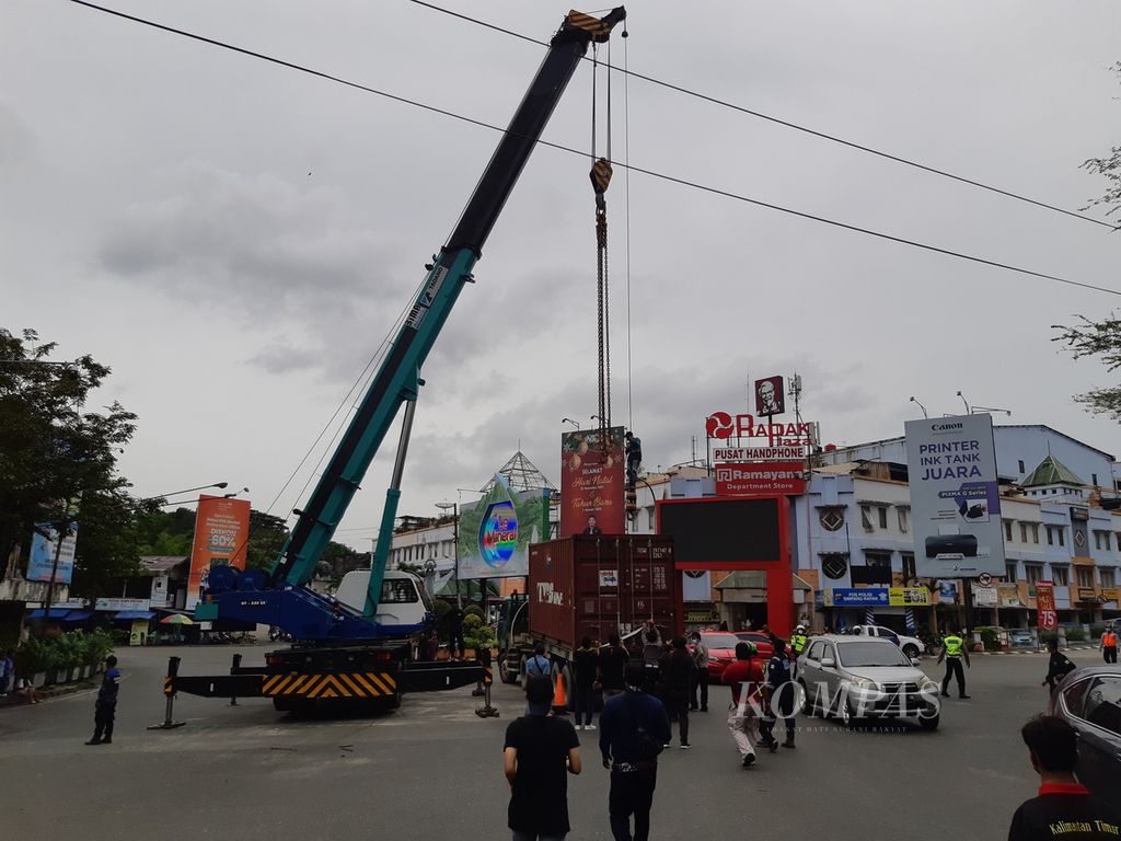 Suasana pembersihan jalan setelah terjadi kecelakaan di Simpang Muara Rapak, Kecamatan Balikpapan Utara, Kota Balikpapan, Kalimantan Timur, Jumat (21/1/2022).