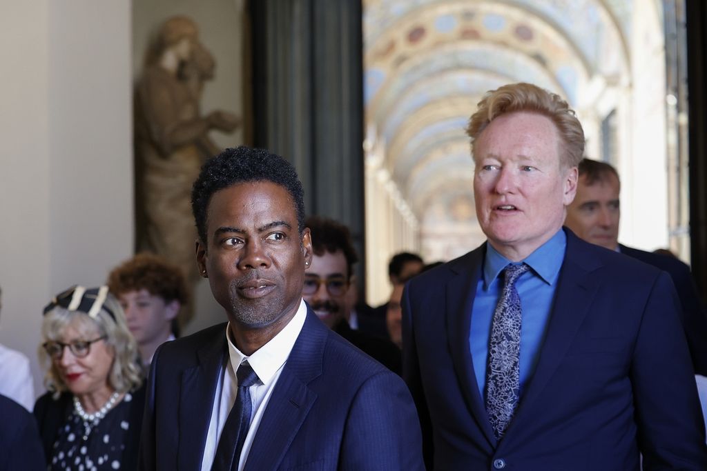 Pelawak Chris Rock (kiri) dan Conan O’Brien seusai bertemu Paus Fransiskus di Aula Clementine, Vatikan, Jumat (14/6/2024).