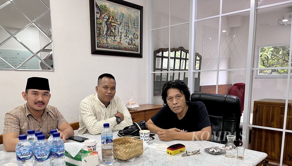 Anggota Komisi VII DPR dari Fraksi Partai Demokrasi Indonesia Perjuangan, Adian Napitupulu, saat menerima pengaduan dari Forum Komunikasi Bantuan Polisi Pamong Praja Nusantara di Graha Pena 98, Jakarta, Rabu (8/3/2023)