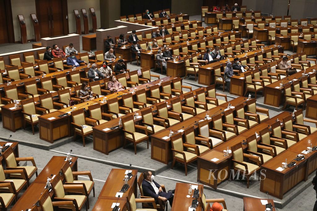 Sebagian anggota DPR yang hadir secara langsung dalam Rapat Paripurna DPR di kompleks Gedung Parlemen, Senayan, Jakarta, Jumat (18/2/2022). 