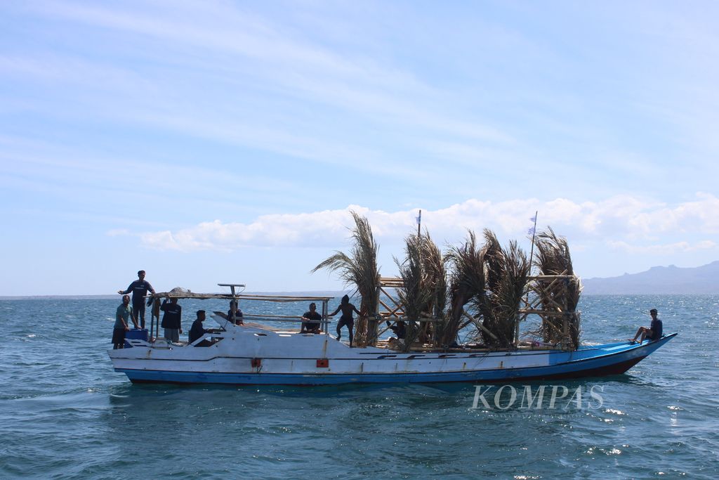Kapal bergerak mencari tempat untuk pemasangan rumpon oleh kelompok nelayan dari Kelurahan Oesapa, Kota Kupang. Nusa Tenggara Timur, pada Selasa (6/8/2024) siang. Rumpon itu akan menjadi rumah atau sarang ikan buatan.