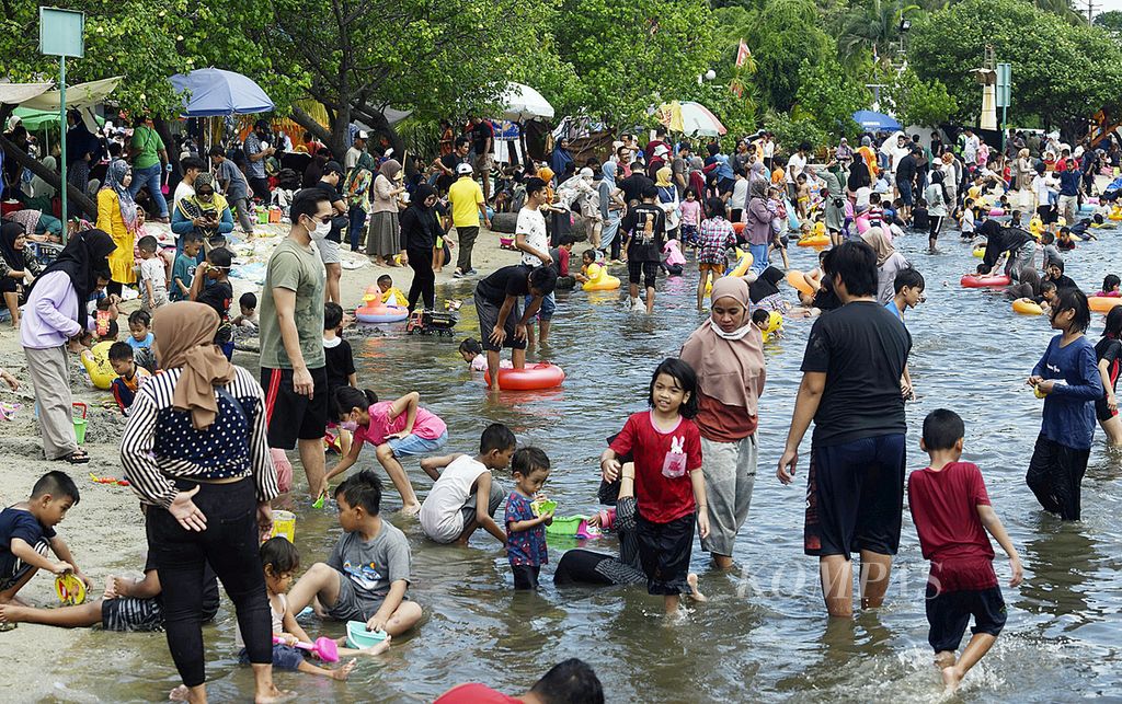 Pengunjung memenuhi area pantai di kawasan wisata Taman Impian Jaya Ancol, Jakarta Utara (3/5/2022), Kawasan wisata Ancol merupakan salah satu tempat wisata yang dipadati pengunjung saat libur Idul Fitri tidak hanya dari Jakarta tetapi juga dari luar kota. 