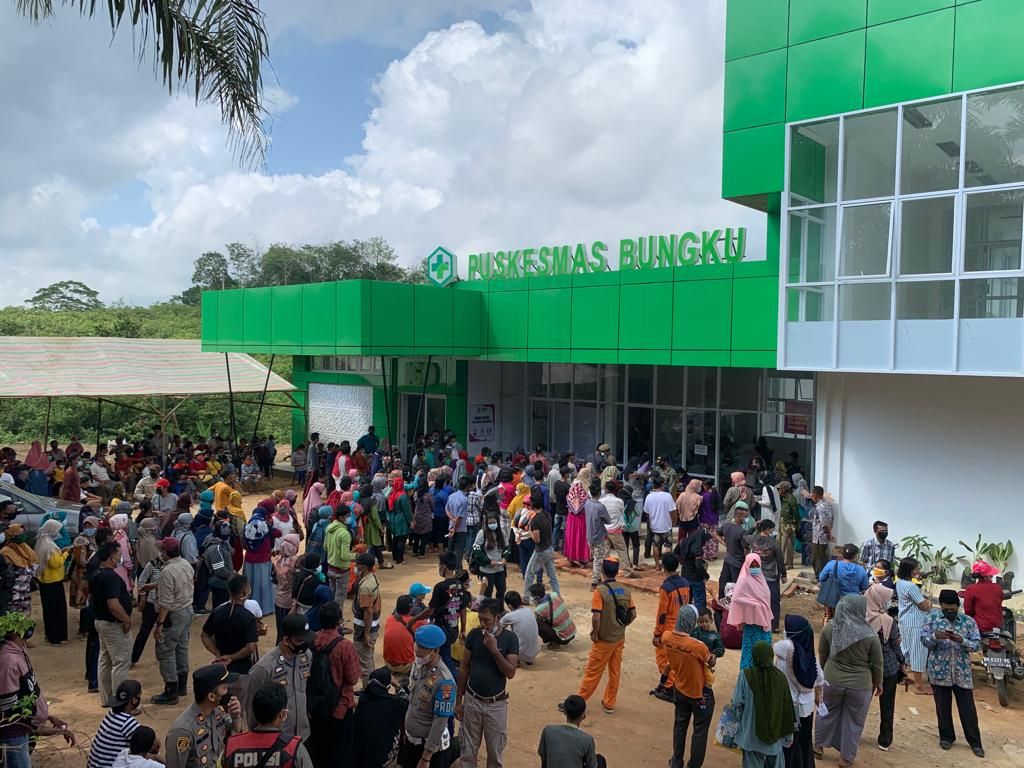 Pelayanan vaksinasi massal di Puskesmas Bungku, Kabupaten Batanghari, Jambi, 2021.