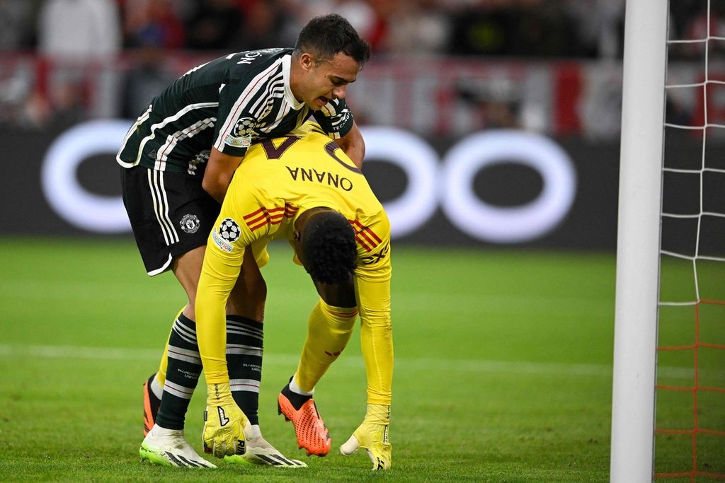 Bek Manchester United, Sergio Reguilon (kiri), membantu kiper timnya, Andre Onana, berdiri setelah kebobolan akibat blunder saat menghadapi Bayern Muenchen pada laga penyisihan Grup A Liga Champions Eropa di Stadion Alllianz Arena, Muenchen, Jerman, Kamis (21/9/2023) dini hari WIB. Bayern menang 4-3.