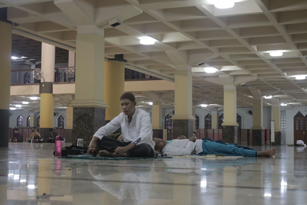 Sejumlah jemaah berzikir di dalam ruang shalat utama Masjid Raya Bandung, Kecamatan Regol, Kota Bandung, Jawa Barat, Mei 2021 dini hari.