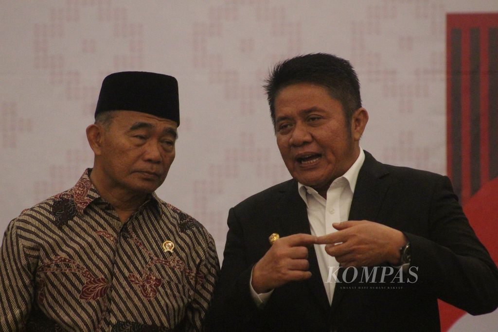 Menteri Koordinator Bidang Pembangunan Manusia dan Kebudayaan Muhadjir Effendy (kiri) berbincang dengan Gubernur Sumatera Selatan Herman Deru di sela-sela pembukaan Rapat Koordinasi Nasional Gerakan Revolusi Mental Wilayah Barat, Kamis (20/10/2022). Dalam pertemuan itu, Muhadjir berpendapat revolusi mental bukan hal yang mudah, dimulai dari mengubah pola pikir hingga berimplementasi pada tindakan nyata.