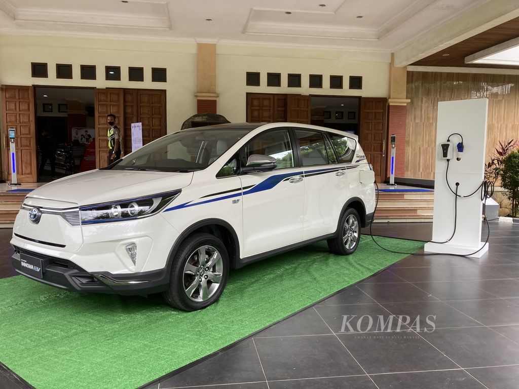 Toyota Kijang Innova EV yang dibuat PT Toyota Motor Manufacturing Indonesia untuk riset studi dipamerkan di Gedung Prof Soedarto SH di kompleks kampus Universitas Diponegoro, Tembalang, Kota Semarang, Jawa Tengah, dalam rangkaian seminar "100 Years of Indonesia Automotive Industry, Realizing Indonesia Net-Zero Emission", Rabu (25/5/2022).