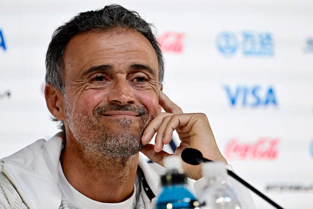 Ekspresi Pelatih Spanyol Luis Enrique saat memberikan keterangan pers jelang menghadapi Kosta Rika pada penyisihan Grup E Piala Dunia Qatar 2022, 22 November 2022 lalu. Enrique diberhentikan dari jabatannya setelah timnya dikalahkan Maroko pada babak 16 besar.