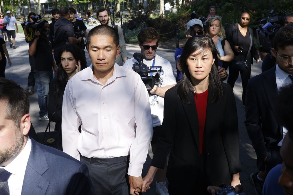 Mantan staf khusus Gubernur New York, Linda Sun dan suaminya, Christopher Hu, di pengadilan Brooklyn, New York, Amerika Serikat, Selasa (3/9/2024)