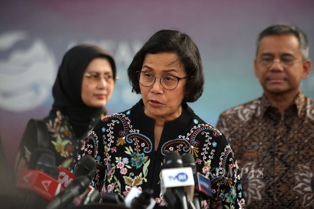 Menteri Keuangan Sri Mulyani Indrawati memberikan keterangan kepada wartawan seusai bertemu Presiden Joko Widodo di Istana Kepresidenan, Jakarta, 30 Mei 2023. Sri Mulyani yang juga Ketua Panitia Seleksi Pemilihan Calon Anggota Dewan Komisioner Otoritas Jasa Keuangan melaporkan kepada Presiden hasil seleksi calon anggota Dewan Komisioner OJK untuk dua jabatan baru. 