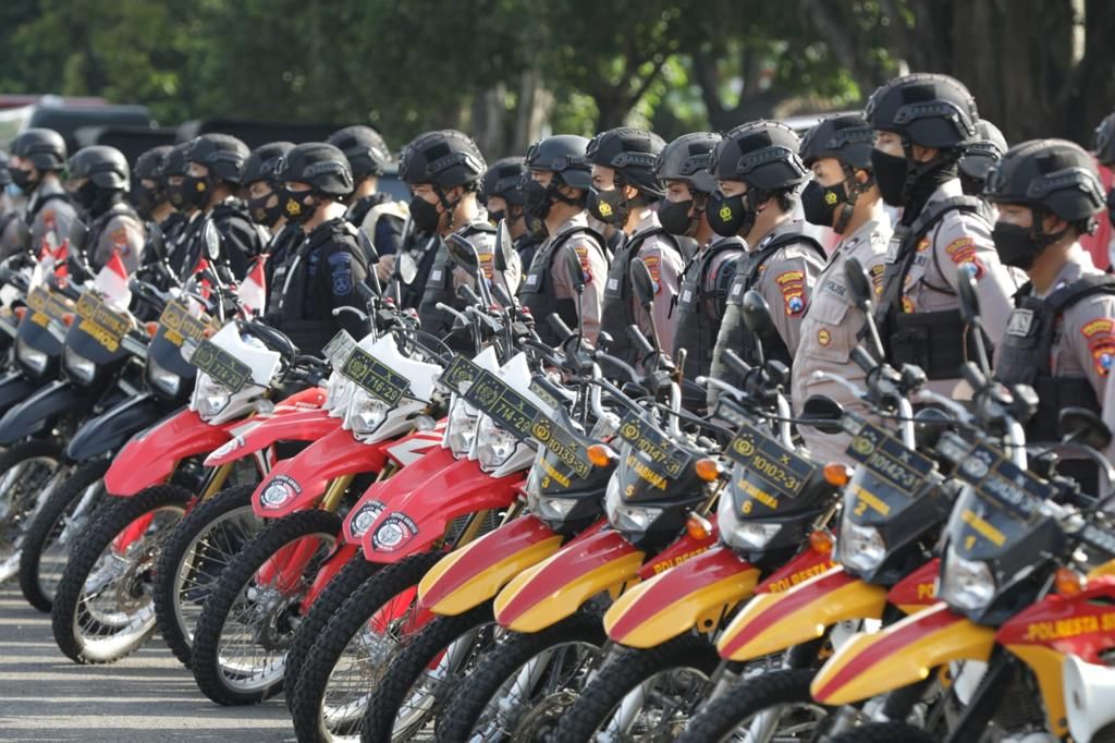 Pasukan patroli protokol kesehatan dikerahkan untuk mendisiplinkan penerapan prokes di masyarakat yang mulai mengendur, Senin (24/1/2022), di Makodam V Brawijaya. Hal itu untuk mencegah penularan penyakit seiring terjadi kecenderungan penambahan kasus harian dan sebaran Omicron.