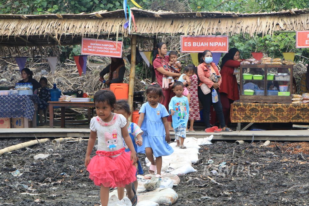 Anak-anak pesisir menonton Festival Payau Puan Paloh di Kelurahan Paya Pasir, Medan, Sumatera Utara, Sabtu (11/3/2023). Para perempuan pesisir menampilkan teater, puisi, dan bernyanyi dalam festival itu.