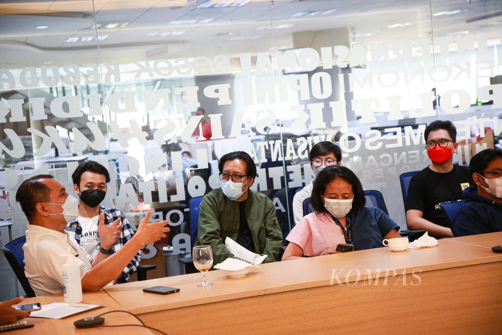 Redaktur pelaksana Harian <i>Kompas</i> Adi Prinantyo (kiri) memberikan penjelasan terkait rapat redaksi harian <i>Kompas</i> kepada para kolektor #NFTKompas di Menara Kompas, Jakarta, Selasa (6/9/2022).