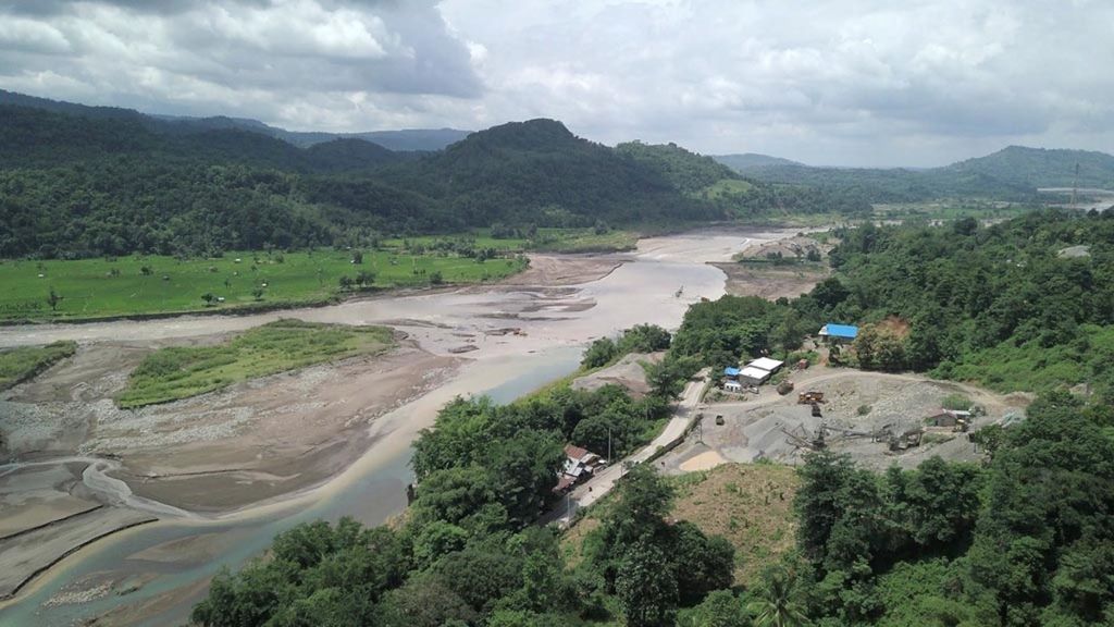 Kondisi Sungai Jeneberang di bagian terlihat banyaknya sedimentasi dengan material batu dan pasir di Gowa, Minggu (3/2/2019). 