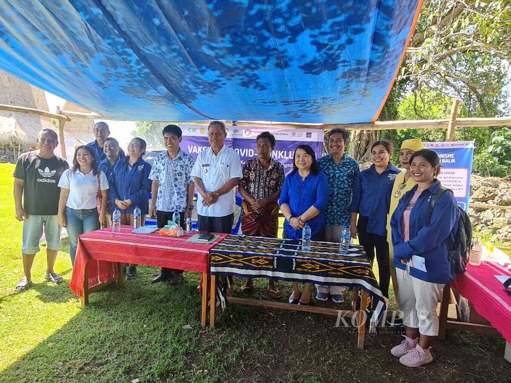 Wakil Bupati Sumba Barat Daya, NTT, Marthen Christian Taka (tengah kemeja putih) hadir dalam pelaksanaan Vaksinasi Covid-19 Inklusif di Kampung Adat Ratenggaro, Desa Maliti Bondo Ate, Kodi Bangedo, Sumba Barat Daya, NTT, Minggu (12/3/2023) siang. Program vaksinasi tersebut diselenggarakan oleh Kemitraan Australia-Indonesia untuk Ketahanan Kesehatan (AIHSP) bersama Save the Children dan Circle of Imagine Society (CIS) Timor menyasar warga lansia, penyandang disabilitas, dan warga masyarakat adat di wilayah tersebut ikut divaksin.