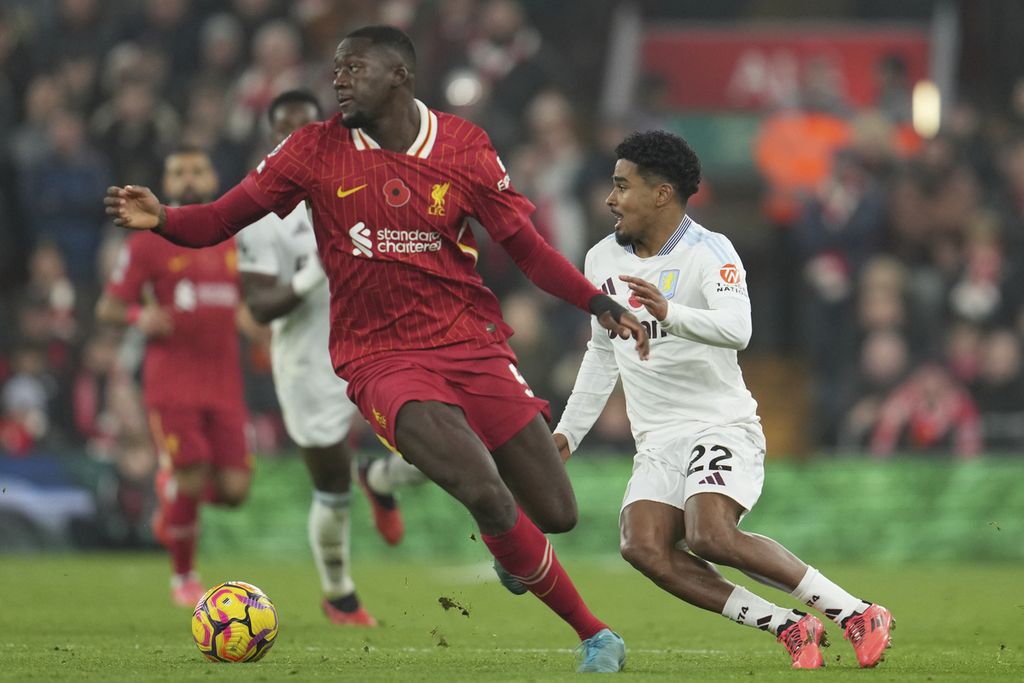 Bek tengah Liverpool Ibrahima Konate (kiri) berebut bola dengan bek Aston Villa Ian Maatsen pada laga Liga Inggris di Anfield, Minggu (10/11/2024) dini hari WIB. 