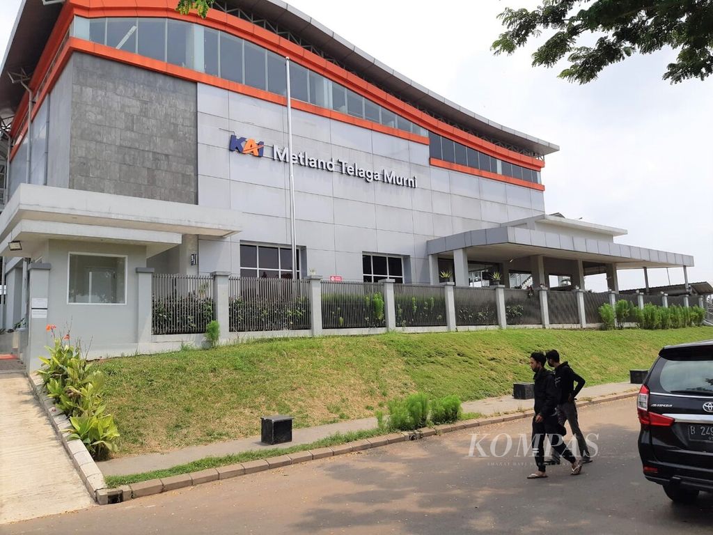 Stasiun KRL Metland Telaga Murni pada Jumat (24/3/2023). Stasiun itu dibangun pengembang Metland Cibitung, Bekasi, Jawa Barat. Keberadaan stasiun dalam perumahan menjadi daya tarik bagi pembeli rumah di sana karena memudahkan warga mengakses sarana transportasi umum.