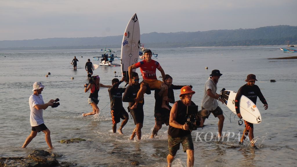 Peselancar Australia, Jack Robinson, diangkat oleh sesama peselancar seusai memenangi turnamen Quicksilver Pro G-Land  yang menjadi ajang seri keenam Championship Tour Liga Selancar Dunia (CT WSL) di Pantai Plengkung, Taman Nasional Alas Purwo, Banyuwangi, Jawa Timur, Sabtu (4/6/2022). Di final, Robinson menang atas Filipe Toledo, peselancar Brasil. 