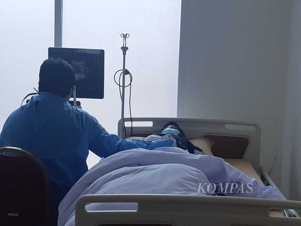 Seorang ibu hamil sedang menjalani pemeriksaan USG di RSUP Dr Mohammad Hoesin Palembang, Kamis (19/8/2021). 