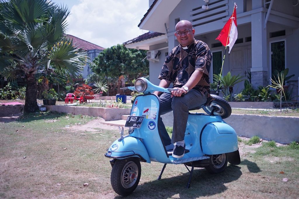 RD Chrisanctus Paschalis Saturnus Esong saat ditemui di Shelter Komisi Keadilan, Perdamaian, dan Pastoral Migran-Perantau di Batam, Kepulauan Riau, Senin (19/8/2019).