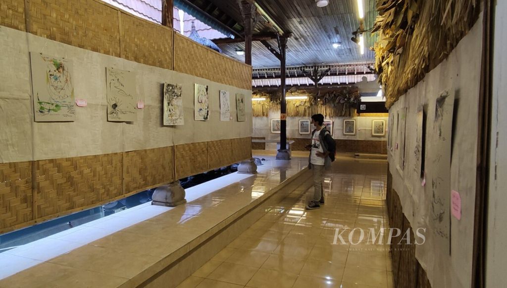 https://assetd.kompas.id/6DkEXZ5XI5-ZDkfPGfJhEL7Xpg8=/1024x583/filters:watermark(https://cdn-content.kompas.id/umum/kompas_main_logo.png,-16p,-13p,0)/https%3A%2F%2Fkompas.id%2Fwp-content%2Fuploads%2F2021%2F05%2F20210525cokd-pameran-dan-peluncuran-blengbong_1621928664.jpg