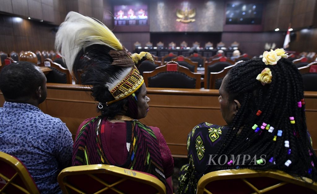 Sejumlah warga asal Papua mengikuti sidang pendahuluan uji materi Undang-Undang Nomor 21 Tahun 2001 tentang Otonomi Khusus Papua di Mahkamah Konstitusi, Jakarta, Senin (9/9/2019). Uji materi tersebut diajukan Krisman Dedi Awi Janui Fonataba dan Darius Nawipa selaku Ketua Umum dan Sekretaris Jenderal Partai Papua Bersatu. Dalam uji materi tersebut pemohon menyampaikan aspirasi terkait pembentukan partai lokal Papua.