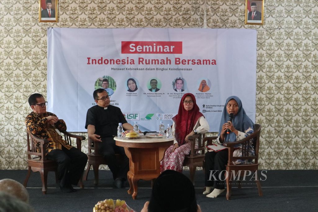 (Dari kiri ke kanan) Analis Kebijakan Ahli Madya Bidang Karakter dan Wawasan Kebangsaan di Kementerian Dalam Negeri Bangun Sitohang, rohaniawan Katolik Romo Antonius Haryanto, Komala Dewi dari Fahmina Institute, dan Marieni (Co-Coordnator Gusdurian Jawa bagian Barat) hadir dalam seminar bertema “Indonesia Rumah Bersama, Merawat Kebinekaan dalam Bingkai Keindonesiaan” di ISIF, Kota Cirebon, Jawa Barat, Senin (6/6/2022). Kegiatan yang digelar GUSDURian Cirebon itu dihadiri tokoh agama hingga mahasiswa.