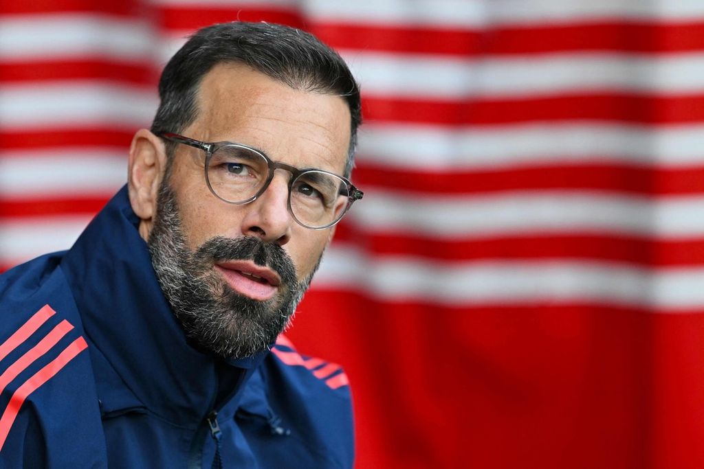 Ruud van Nistelrooy, asisten manajer Manchester United, saat difoto pada 14 September 2024. Ia kini menjabat pelatih interim menyusul dipecatnya Erik ten Hag.