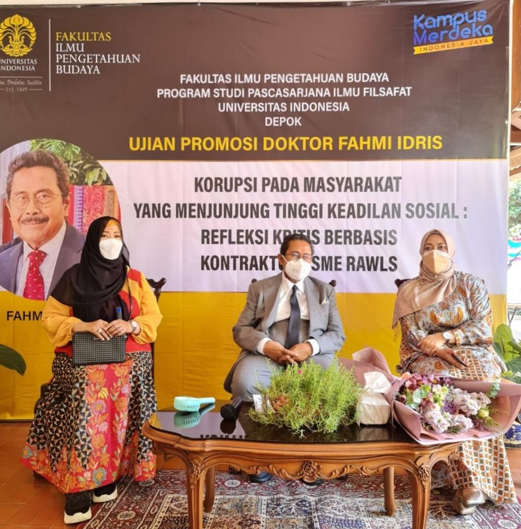 Politisi senior Partai Golkar, Fahmi Idris (tengah), saat sidang terbuka promosi doktor secara virtual, Senin (26/7/2021).