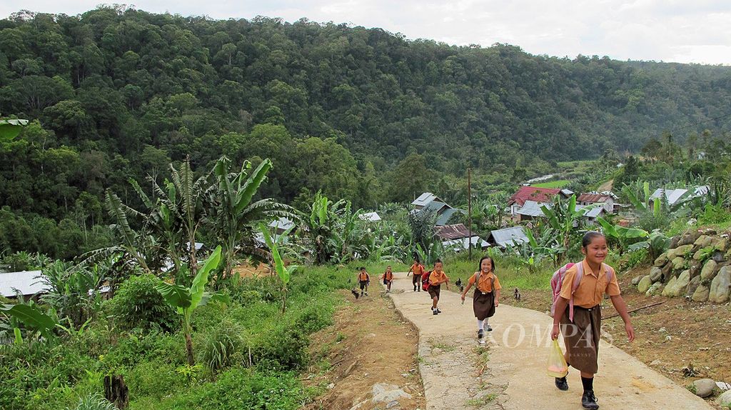 Masyarakat adat Marga Serampas selama turun-temurun menempati desa-desa tua yang secara geografis berada dalam kawasan Taman Nasional Kerinci Seblat, di Kabupaten Merangin, Jambi. Hidup berdamai dengan alam, masyarakat memanfaatkan potensi hasil hutan sekadarnya untuk kebutuhan hidup sehari-hari. Hutan setempat terjaga lestari hingga kini. Tampak anak-anak Marga Serampas berangkat sekolah. 