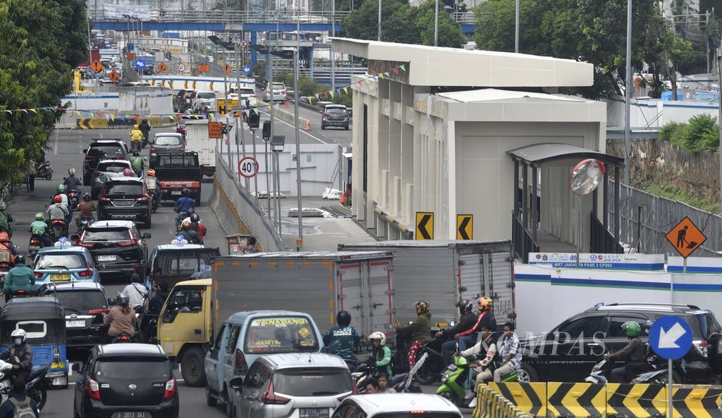 Pembangunan halte sementara Tranjakarta Koridor 1 Blok M-Kota di Jalan Gajah Mada, Jakarta Pusat, masih terus dikerjakan, Senin (20/2/2023). Sejumlah halte bus Transjakarta yang terdampak proyek MRT Fase 2 paket kontrak (CP) 202 Harmoni-Mangga Besar akan direlokasi dan dipindahkan pada halte sementara.