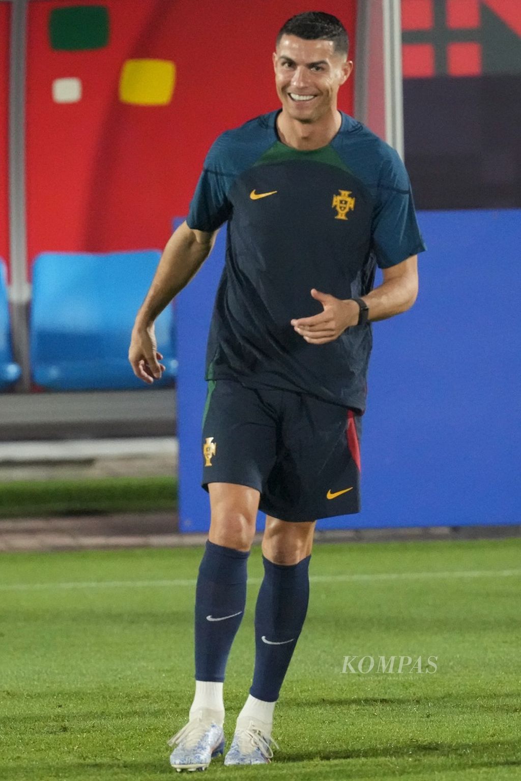 Cristiano Ronaldo berlatih bersama tim Portugal di Shahaniya Sports Club, Qatar, Rabu (23/11/2022). 