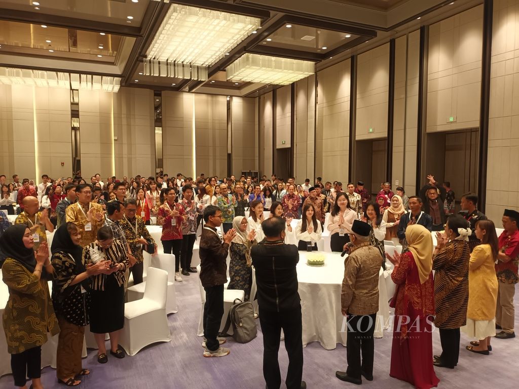 Wakil Presiden Ma'ruf Amin dan Ibu Wury Ma'ruf Amin saat menyapa peserta Dialog Kebangsaan Indonesia di Shanghai, Republik Rakyat China, Senin (18/9/2023) malam. Hadir pada kesempatan tersebut ratusan diaspora Indonesia termasuk para mahasiswa yang tengah menuntut ilmu di China.
