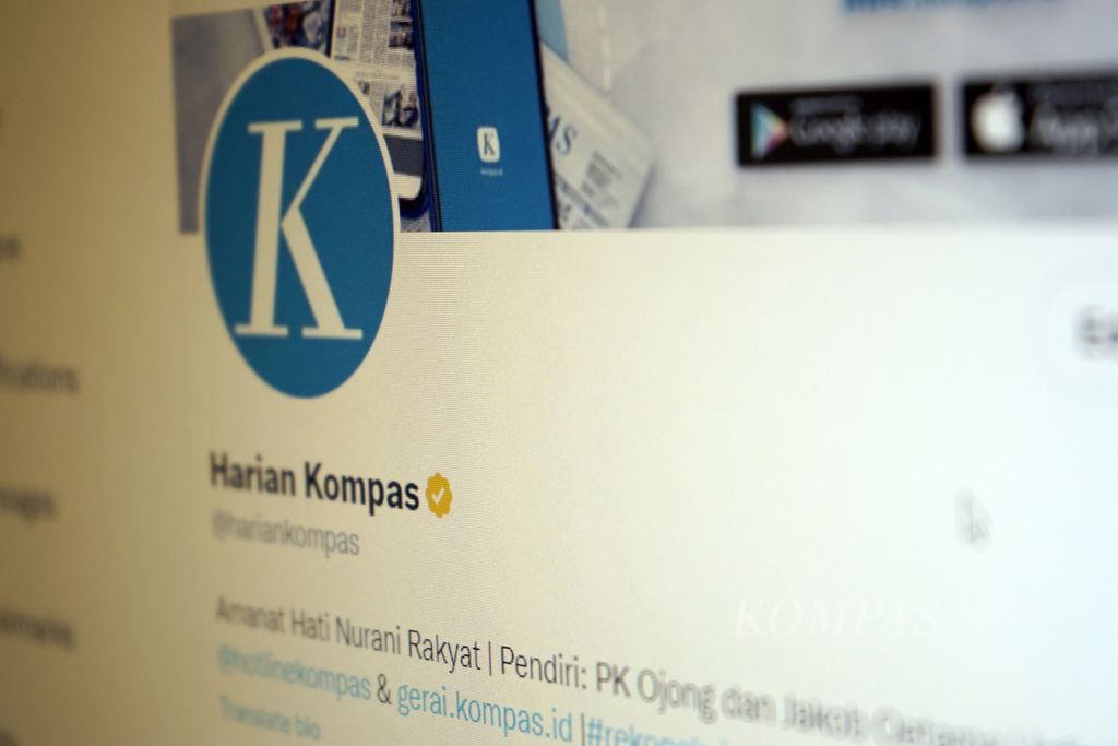 Tampilan Twitter dengan centang emas di layar monitor.
