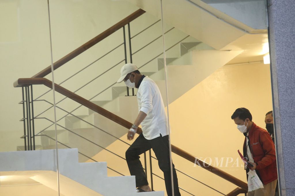 Ambon Mayor Richard Louhenapessy arrives at the Corruption Eradication Commission (KPK) Building, Jakarta, Wednesday (13/5/2022). Richard was forcibly picked up by the KPK team because he was uncooperative with the legal process after he was named a suspect in the 2020 bribery case in Ambon City..