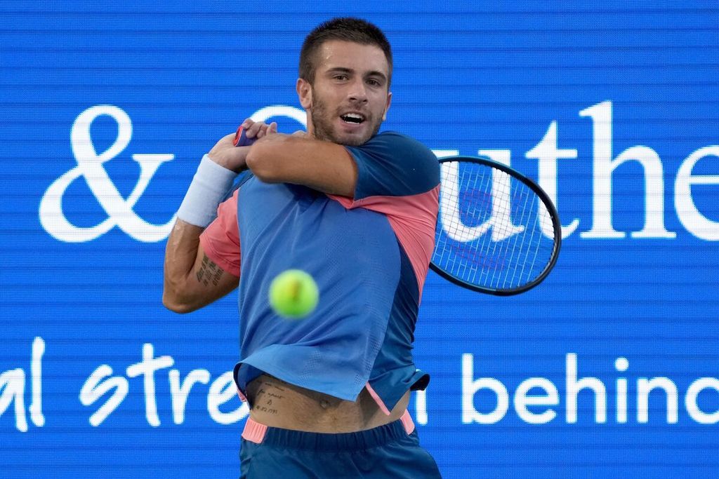 Pemain Kroasia, Borna Coric, mengembalikan bola ke petenis Spanyol, Rafael Nadal, pada ATP Masters 1000 Cincinnati, di Mason Ohio, Rabu (17/8/2022). Nadal kalah dari Borna Coric dengan skor 6-7 (9), 6-4, 3-6. 