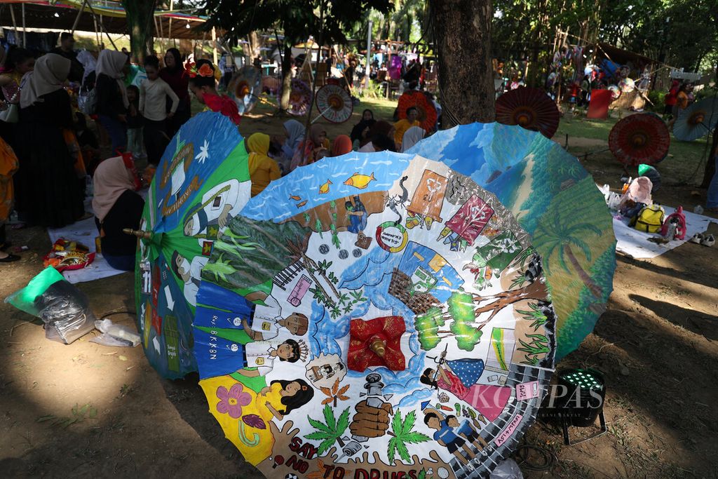 Hiasan payung yang dilukis menjadi kemeriahan dari Festival Payung Indonesia 2025 di Taman Balekambang, Kota Surakarta, Jawa Tengah, Sabtu (6/9/2025). 