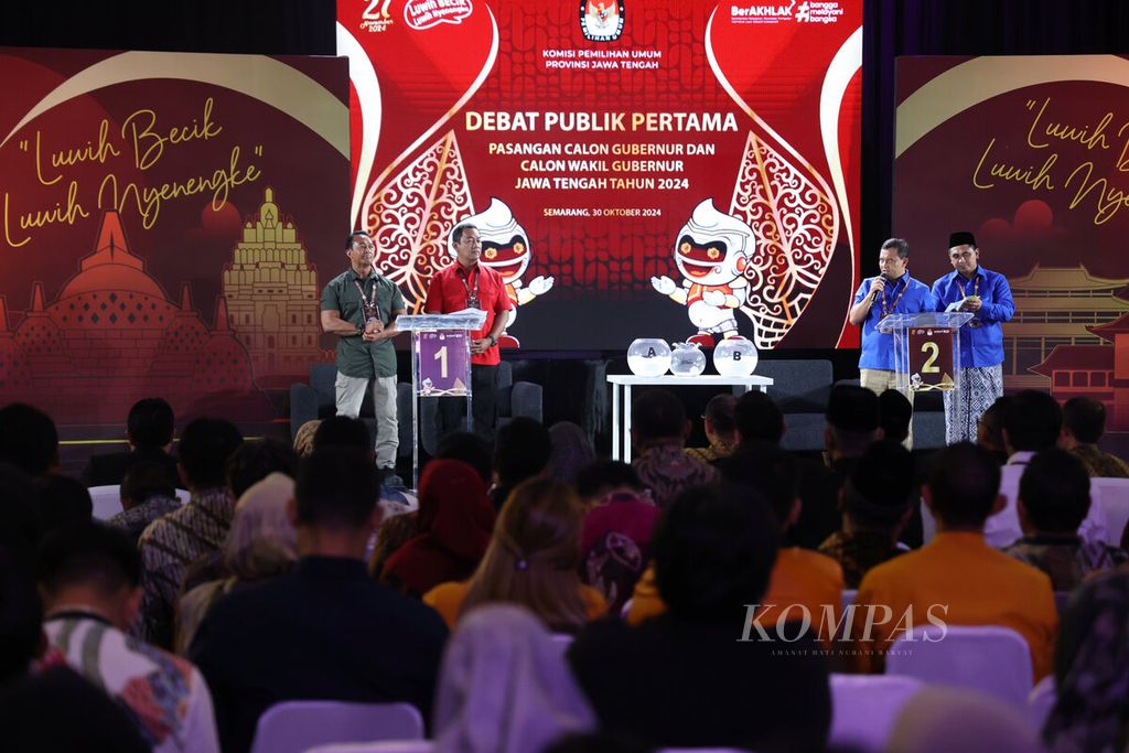Kandidat nomor urut 01, pasangan Andika Perkasa-Hendrar Prihadi, dan nomor urut 02, pasangan Ahmad Luthfi-Taj Yasin Maimoen, mengikuti sesi debat terbuka di Marina Convention Center, Kota Semarang, Jawa Tengah, Rabu (30/10/2024). 