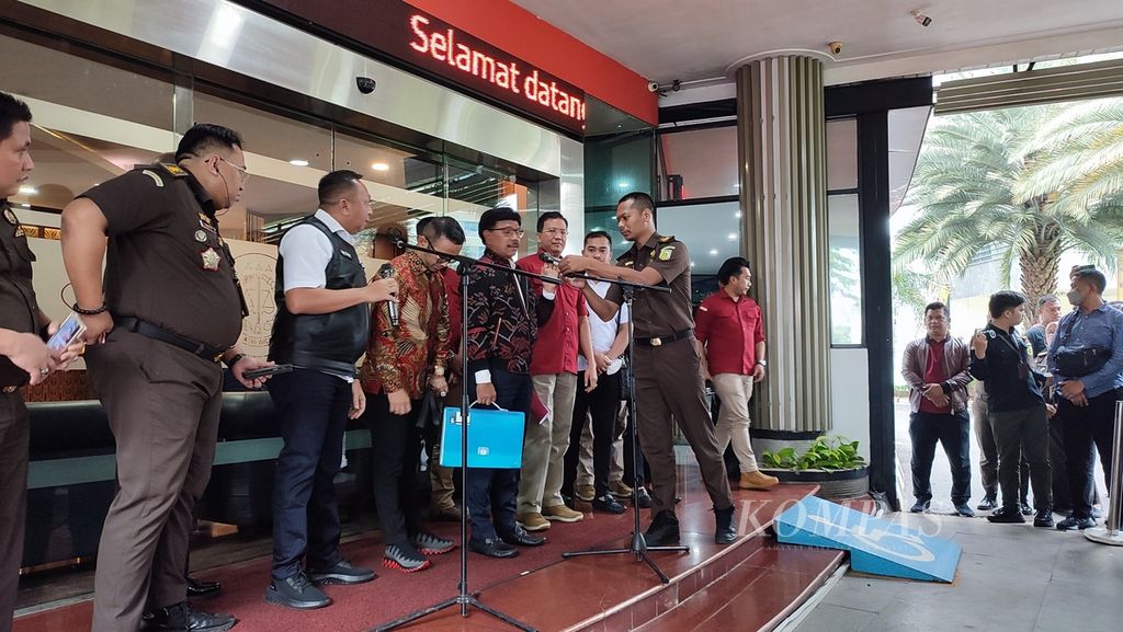 Menteri Komunikasi dan Informatika Johnny G Plate memberikan keterangan pers seusai diperiksa di Kejaksaan Agung, Rabu (15/3/2023). 