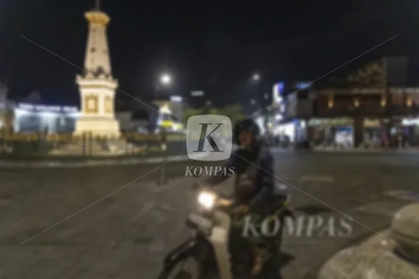 Pengguna sepeda motor bebek yang diproduksi sekitar tahun 1990-an melintas...