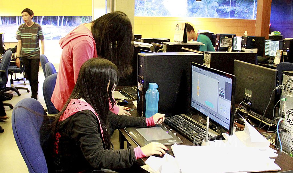 Dua pelajar SMK Maitreya Batam, Kepulauan Riau, magang di Kinema Studio yang terletak di kawasan Nongsa, Batam. Studio itu secara rutin menerima mahasiswa dan pelajar untuk magang dalam proses produksi animasi. Sebagian pemagang akhirnya bekerja di industri animasi di Indonesia ataupun negara lain.