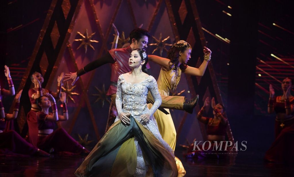 Teater Musikal Ken Dedes dipentaskan oleh EKI Dance Company di Ciputra Artpreneur, Jakarta, Jumat (17/3/2023). Kisah Ken Dedes tersebut ditampilkan dalam musikal modern dengan memadukan kreasi balet, kontemporer, dan etnik. 