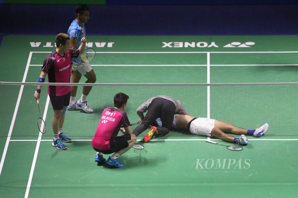 Pelatih ganda putra Malaysia, Rexy Mainaky merangkul Yeremia EYY Rambitan yang terbaring di lapangan, disaksikan Soh Wooi Yik, sedangkan Aaron Chia meminta kursi roda usai laga perempat final East Ventures Indonesia Terbuka 2022 di Istora Gelora Bung Karno, Jakarta, Jumat (17/6/2022). 