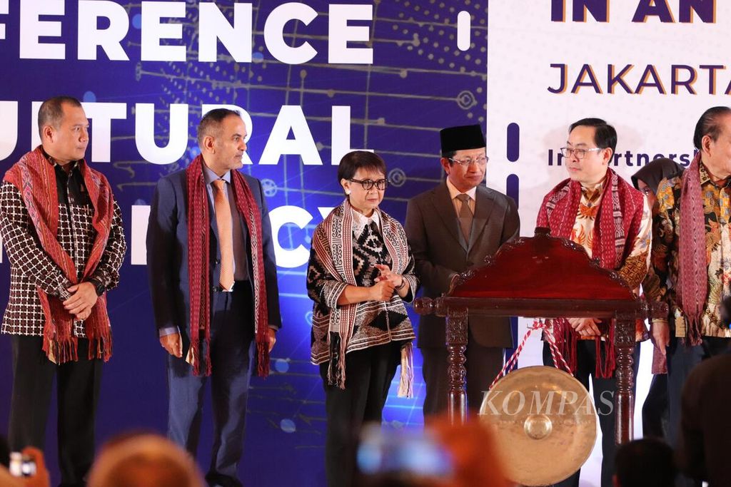 Menteri Luar Negeri Republik Indonesia (Menlu RI) Retno LP Marsudi, membuka secara resmi Konferensi Internasional Literasi Keagamaan Lintas Budaya (LKLB) atau International Conference on Cross-Cultural Religious Literacy, yang diadakan oleh Kementerian Luar Negeri RI bekerja sama dengan Institut Leimena, Rabu (10/7/2024). Konferensi internasional LKLB yang diadakan selama dua hari pada 10-11 Juli 2024 akan diikuti lebih dari 160 peserta dari dalam dan luar negeri. 